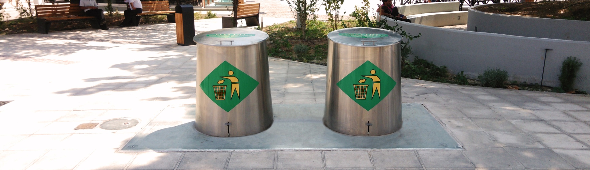 υπόγειοι κάδοι απορριμμάτων σε κεντρική πλατεία πόλης